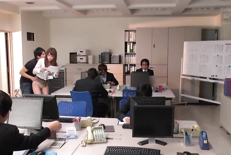 SNIS-665 新聞直播中被現場直播做愛的女主播吉澤明步