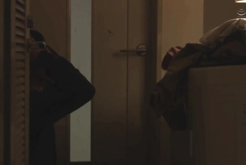 JUY-771 在老公面前被幹到高潮主動扭腰的人妻水野朝陽